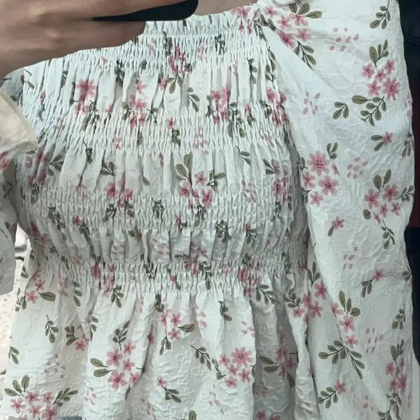 [BUNJANG] Floral Off-Shoulder Spring Top (Size 44) / 오프숄더 가능한 꽃무늬 봄st 상의 44