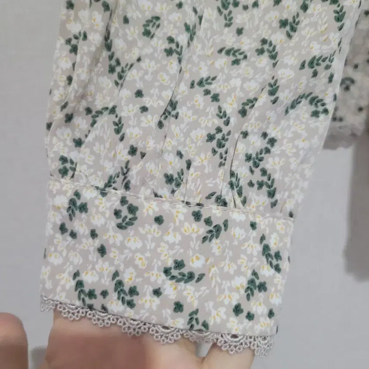 [BUNJANG] Plastic Island Floral Lace Blouse / 플라스틱아일랜드 잔꽃무늬 레이스 블라우스