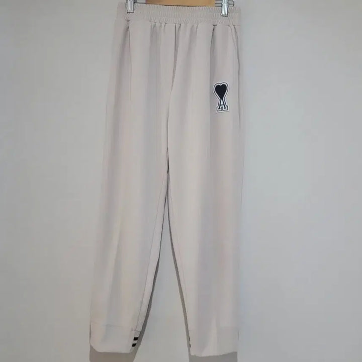 [BUNJANG] Cream Heart Logo Training Pants / 하트 로고 크림색 트레이닝 팬츠