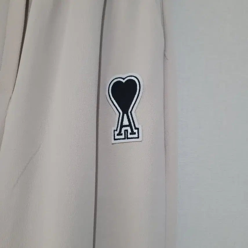 [BUNJANG] Cream Heart Logo Training Pants / 하트 로고 크림색 트레이닝 팬츠