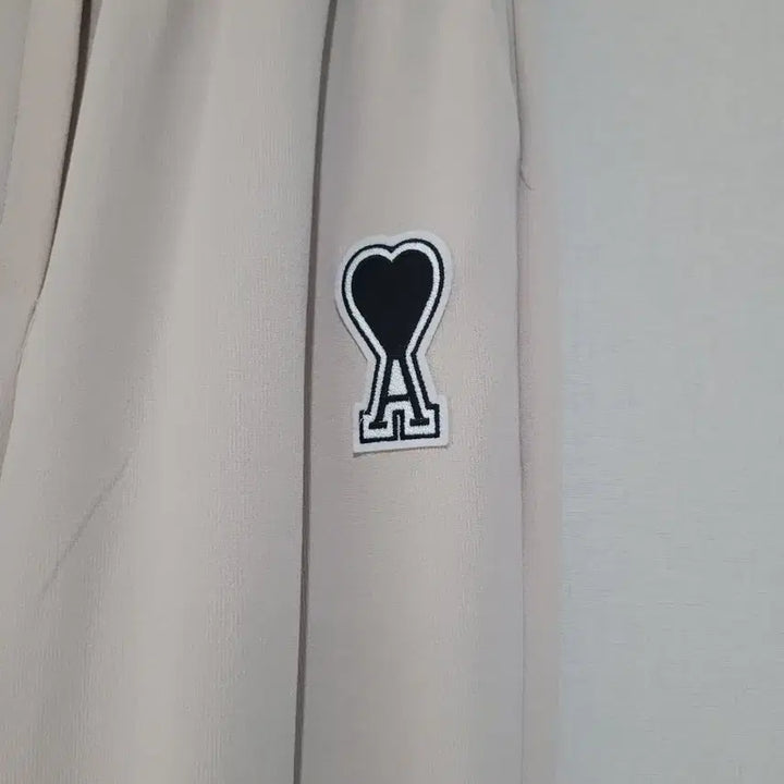 [BUNJANG] Cream Heart Logo Training Pants / 하트 로고 크림색 트레이닝 팬츠