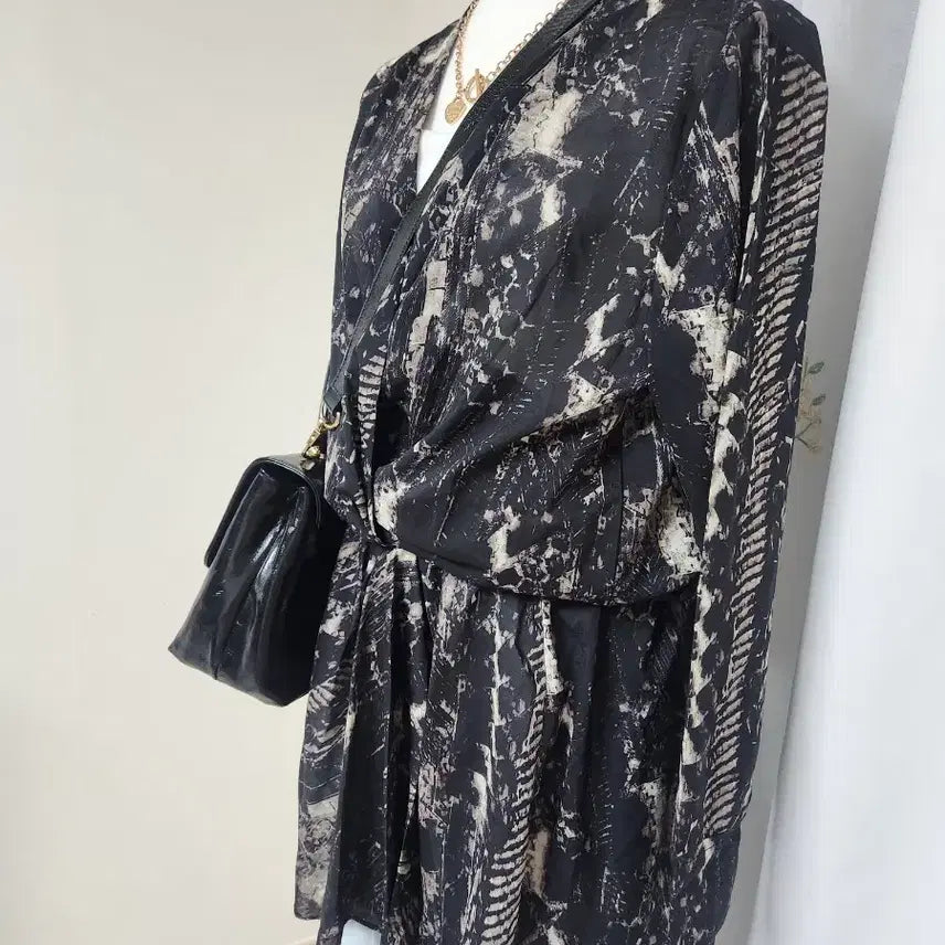 [BUNJANG] Patterned Black Blouse / 패턴 블랙 상의