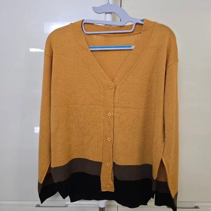[BUNJANG] Colorblock V-Neck Knit Cardigan / 배색 브이넥 니트 가디건