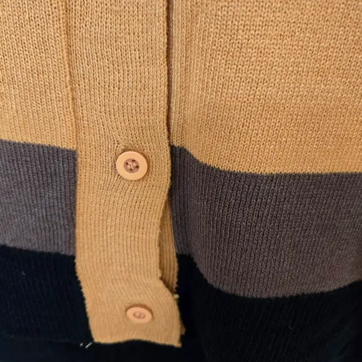 [BUNJANG] Colorblock V-Neck Knit Cardigan / 배색 브이넥 니트 가디건