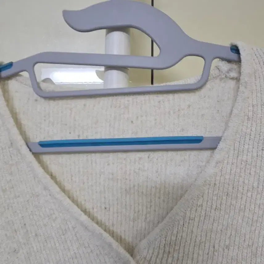 [BUNJANG] Ivory V-Neck Knit Cardigan / 아이보리 브이넥 니트 가디건