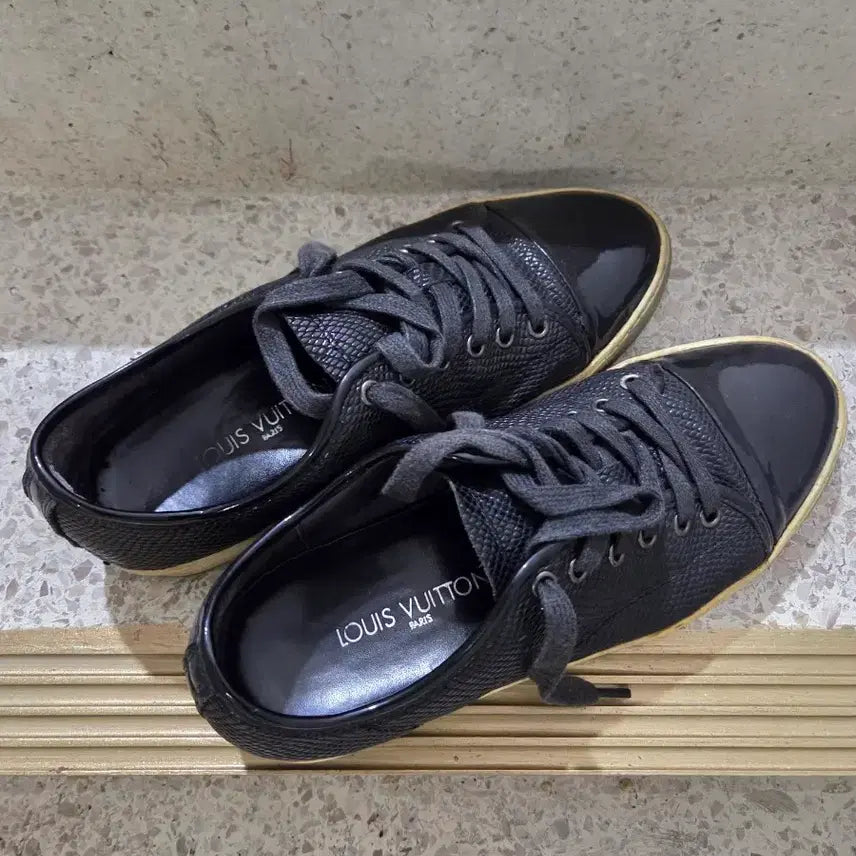 [BUNJANG] Louis Vuitton Black Textured Leather Sneakers / 루이비통 블랙 스니커즈 (260)