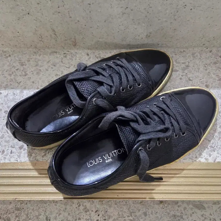 [BUNJANG] Louis Vuitton Black Textured Leather Sneakers / 루이비통 블랙 스니커즈 (260)