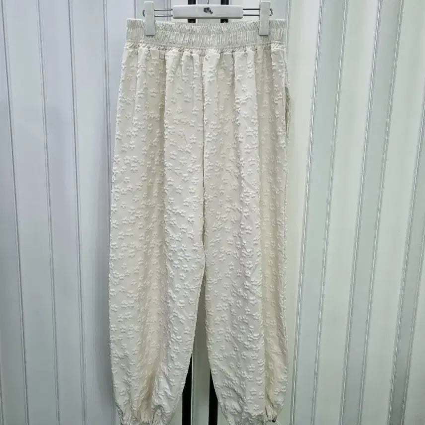 [BUNJANG] Ivory Embossed Jogger Pants / 아이보리 엠보싱 조거 팬츠