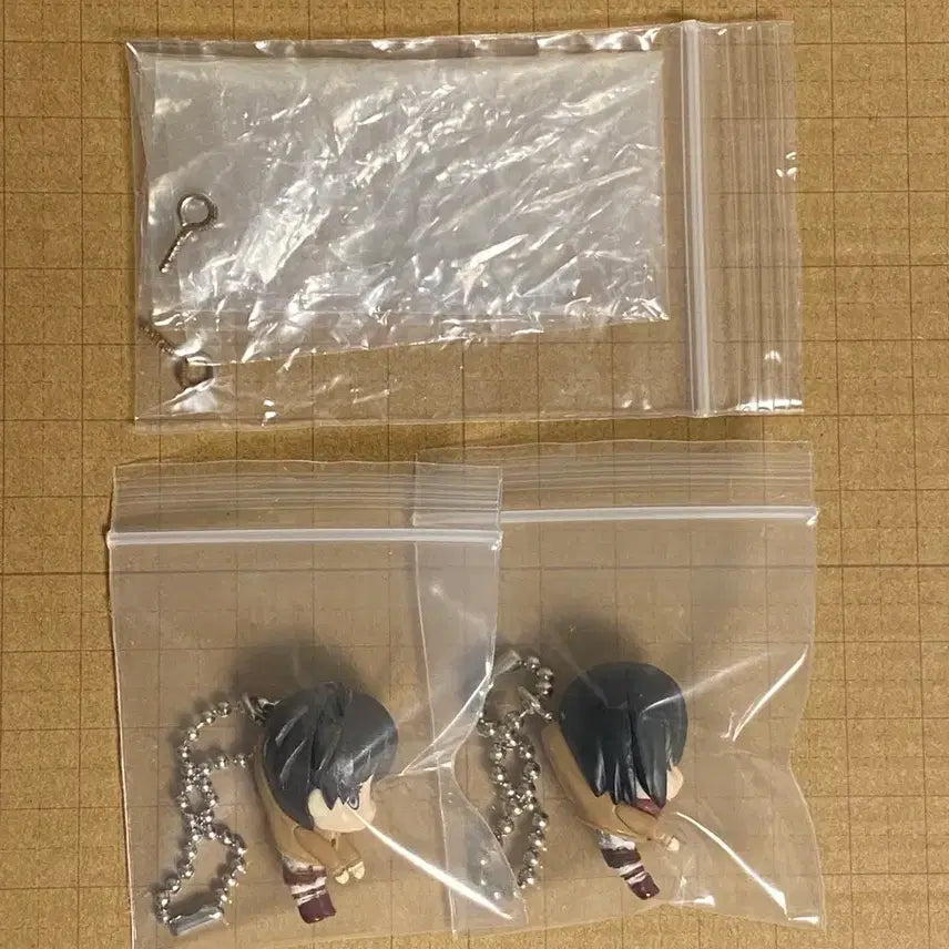 [BUNJANG] Attack on Titan Bundle Set Eren Mikasa Uniform Version Gashapon Keychain / [일괄] 진격의 거인 고전 대롱가챠 연결마스코트 키링 제복 에렌, 미카사