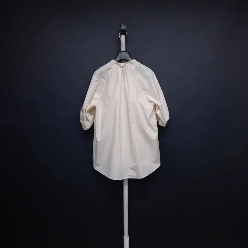 [BUNJANG] The Izzat Spring/Summer Nylon Blouse (Beige) / 더 아이잗 춘하 사그락 블라우스 55-77