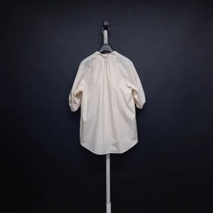 [BUNJANG] The Izzat Spring/Summer Nylon Blouse (Beige) / 더 아이잗 춘하 사그락 블라우스 55-77