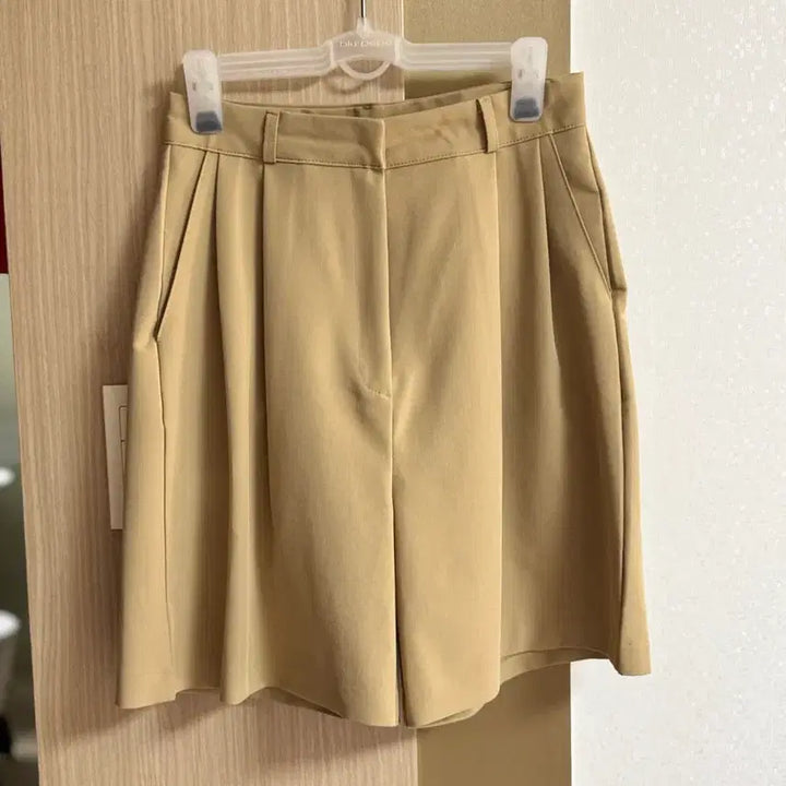 [SOLD OUT] 멋찐 카멜베이지 핀턱 하프팬츠(M)새상품