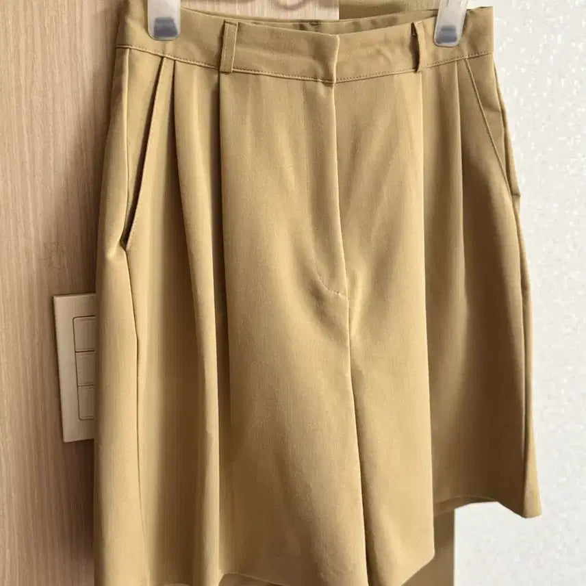 [SOLD OUT] 멋찐 카멜베이지 핀턱 하프팬츠(M)새상품