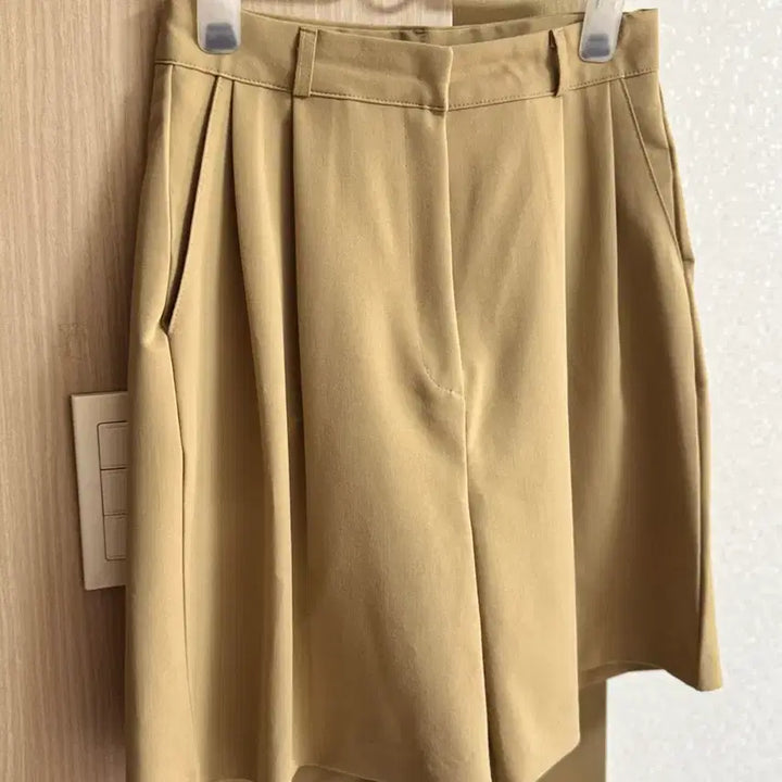 [SOLD OUT] 멋찐 카멜베이지 핀턱 하프팬츠(M)새상품