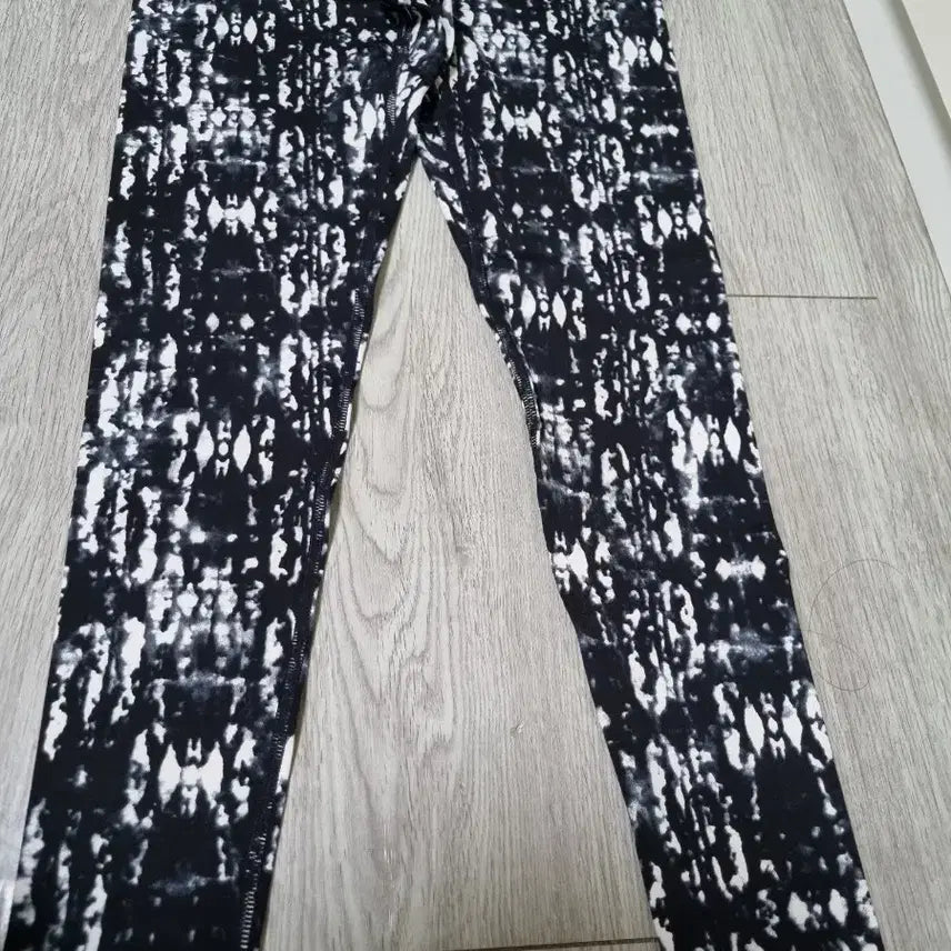 [BUNJANG] Black/White Patterned Leggings / 블랙/화이트 패턴 레깅스 이마트구입