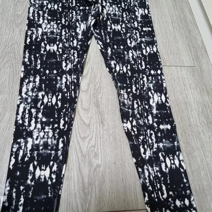 [BUNJANG] Black/White Patterned Leggings / 블랙/화이트 패턴 레깅스 이마트구입