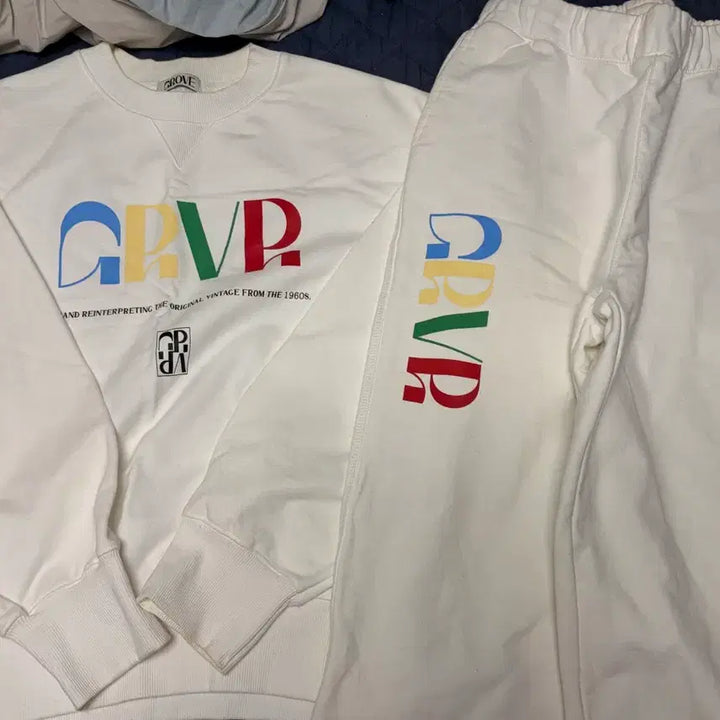 [BUNJANG] Grove 22SS Sweatshirt &amp; Jogger Set - White / Grove 그로브 22ss 맨투맨/조거 셋업 급처!!!! (정가 20이상