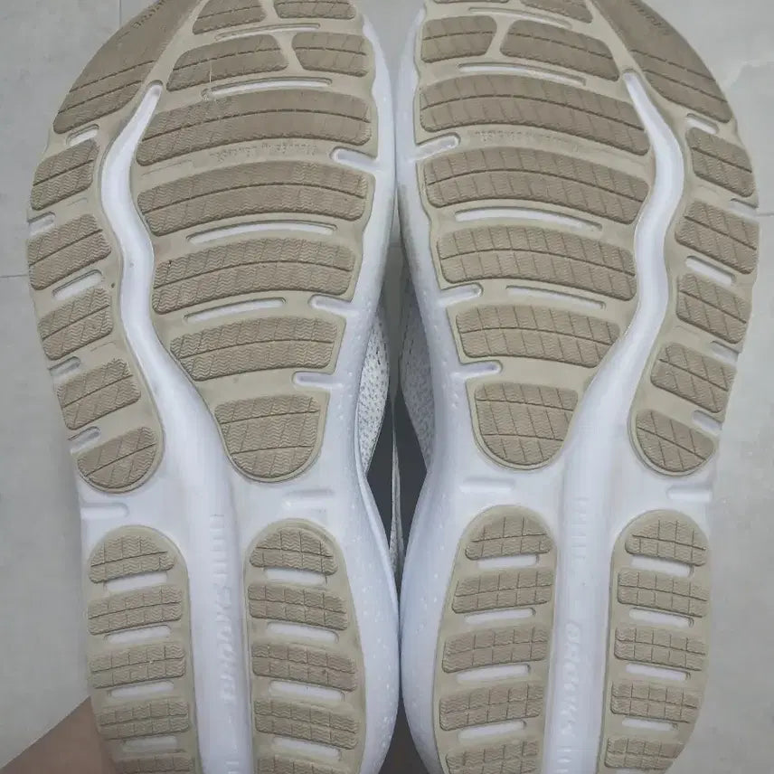 [BUNJANG] Brooks Ghost Max 2 Coconut 265 / 브룩스 고스트맥스2 코코넛 265