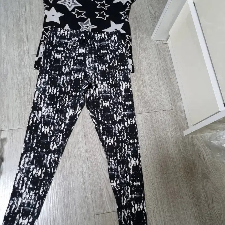 [BUNJANG] Star Pattern Top and Bottom Set - Black/White / 별 패턴 상하의 세트 블랙 화이트