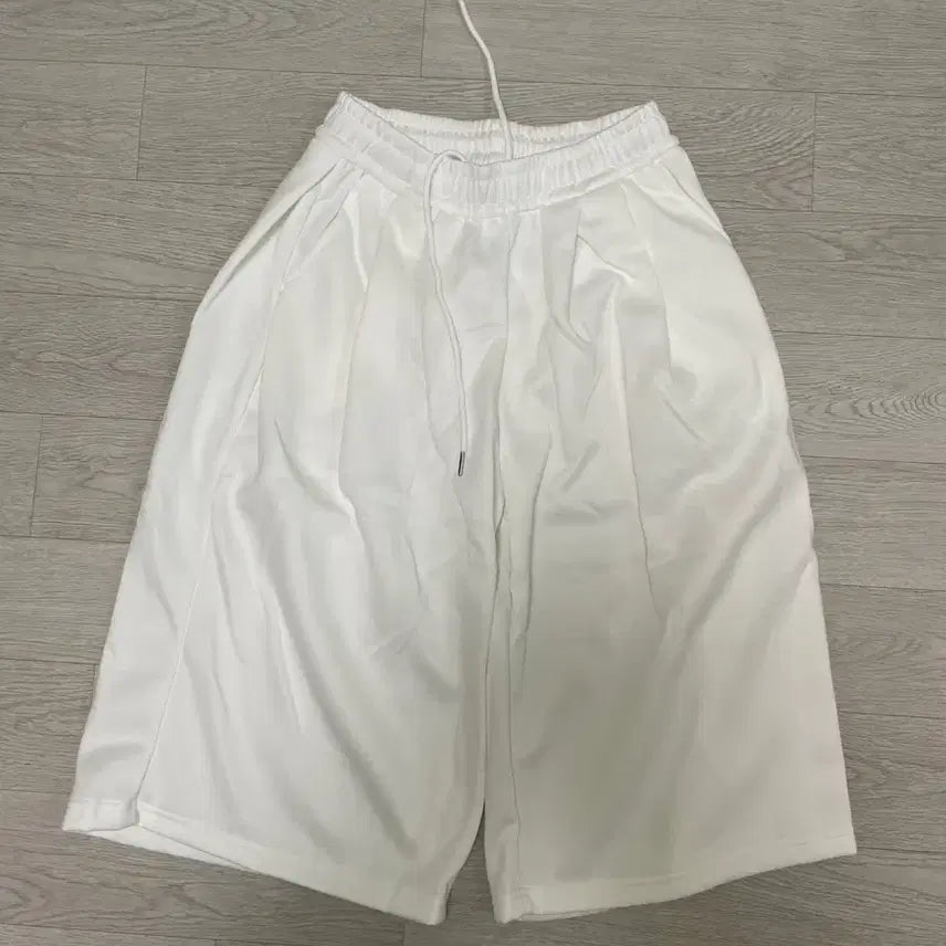 [BUNJANG] Pintuck Bermuda Shorts White / (새제품)핀턱 버뮤다팬츠 화이트