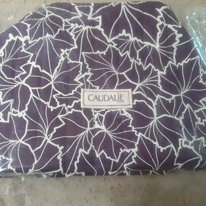 [BUNJANG] Caudalie Purple Pouch with White Leaf Pattern (New) / 꼬달리 파우치(새상품)