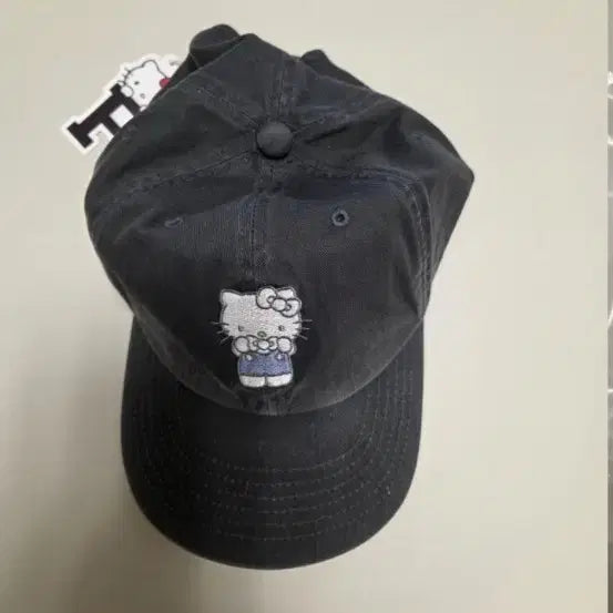 [BUNJANG] Parabeng Hello Kitty Embroidered Ball Cap Black / 파르벵 헬로키티 볼캡 모자 블랙