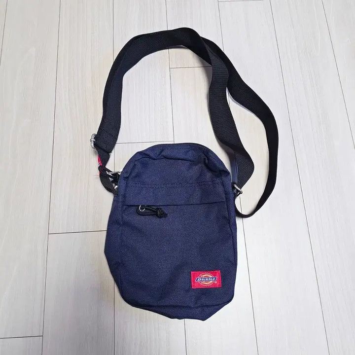 [BUNJANG] Dickies Navy Mini Crossbody Bag (Unisex) / 디키즈 네이비 미니 크로스백 (남녀공용)