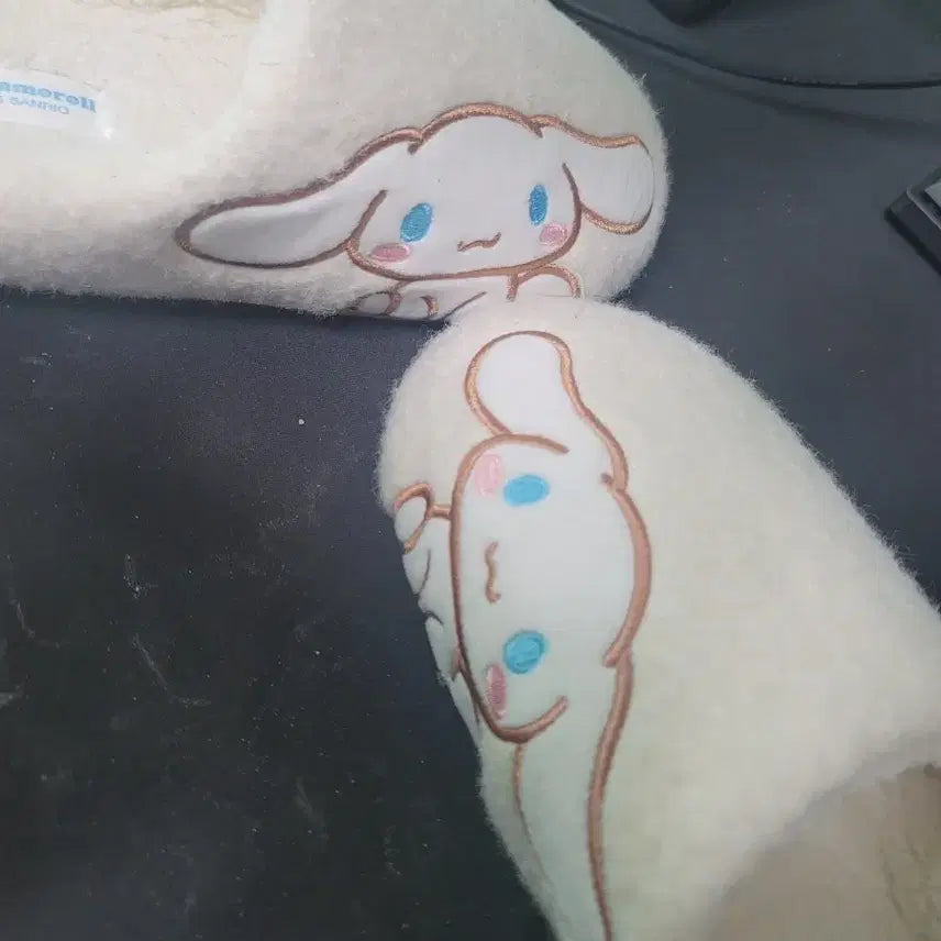[BUNJANG] Cinnamoroll Plush Slippers (Size 250) / 시나모롤 털슬리퍼