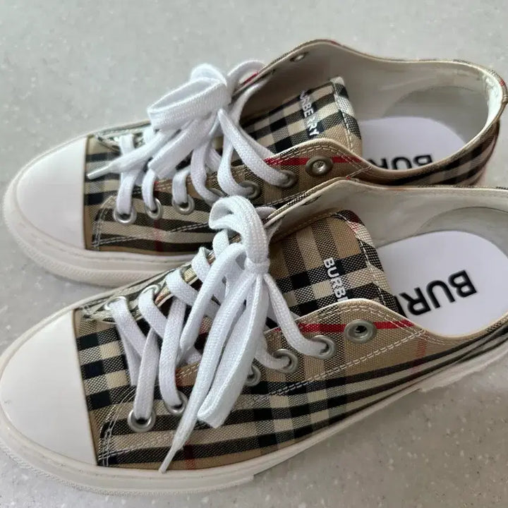 [BUNJANG] Burberry Low-Top Sneakers Size 40 / 버버리 로우탑 스니커즈 40사이즈