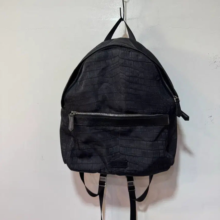 [BUNJANG] Fendi Black Crocodile Pattern Backpack / 펜디 블랙 악어 패턴 백팩