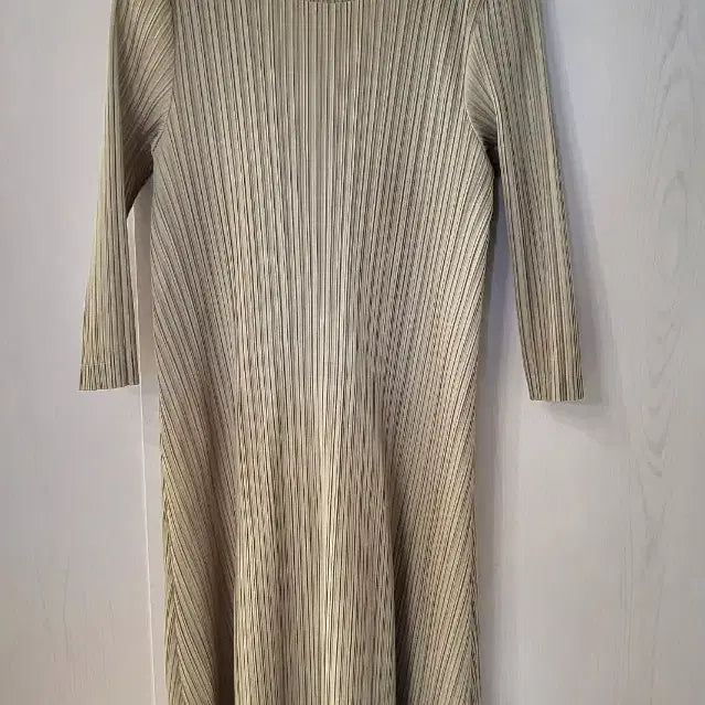 [BUNJANG] Elegant Pleated Midi Dress / 세련된 플리츠 디자인의 원피스