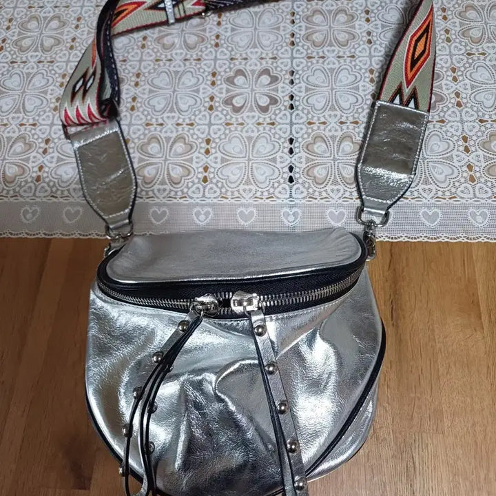 [BUNJANG] Benetton Silver Shoulder Bag / 베네통 실버 숄더백