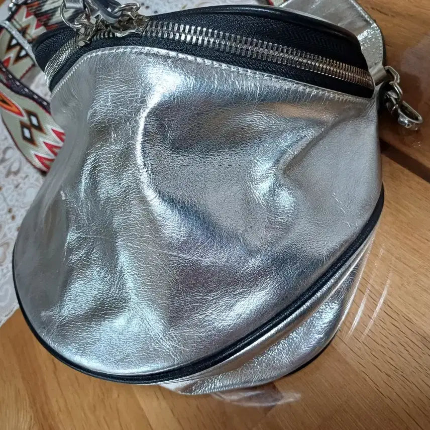 [BUNJANG] Benetton Silver Shoulder Bag / 베네통 실버 숄더백