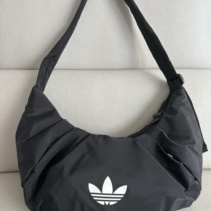 [BUNJANG] Adidas Cloud Shoulder Bag Large Black / 아디다스 클라우드 숄더백 블랙 라지