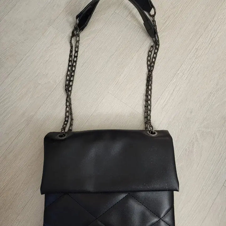 [BUNJANG] Black Quilted Chain Shoulder Bag / 블랙 퀼팅 체인 숄더백