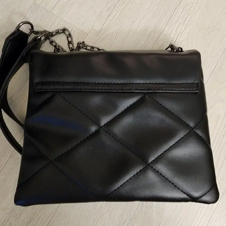[BUNJANG] Black Quilted Chain Shoulder Bag / 블랙 퀼팅 체인 숄더백