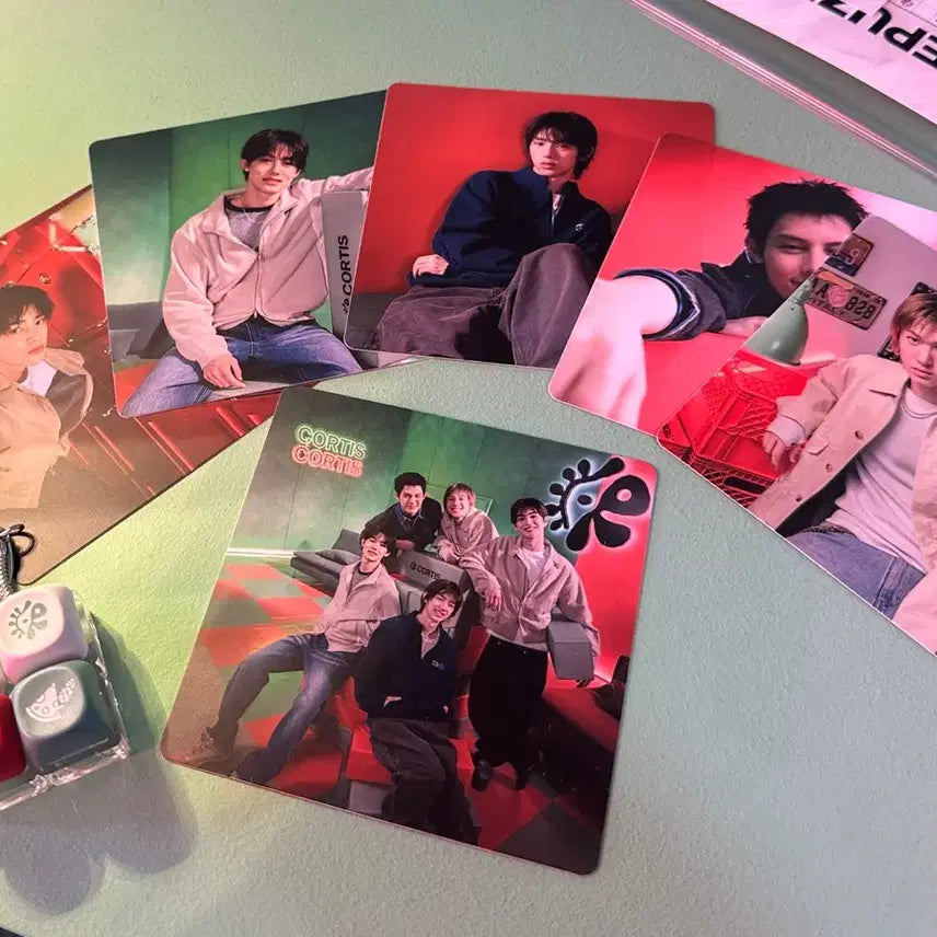 [BUNJANG] Kortiz Airbnb Pop-up Photocard &amp; Keychain Bundle Set / 코르티스 에어비앤비 팝업 한정판 포토카드 양도합니다