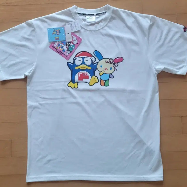 [BUNJANG] Don Peng x Usahana Collaboration Short-Sleeve T-Shirt (L) with Hanger / 돈펭 신상 산리오 우사하나 콜라보 반팔 티셔츠 L +돈펭 옷걸이
