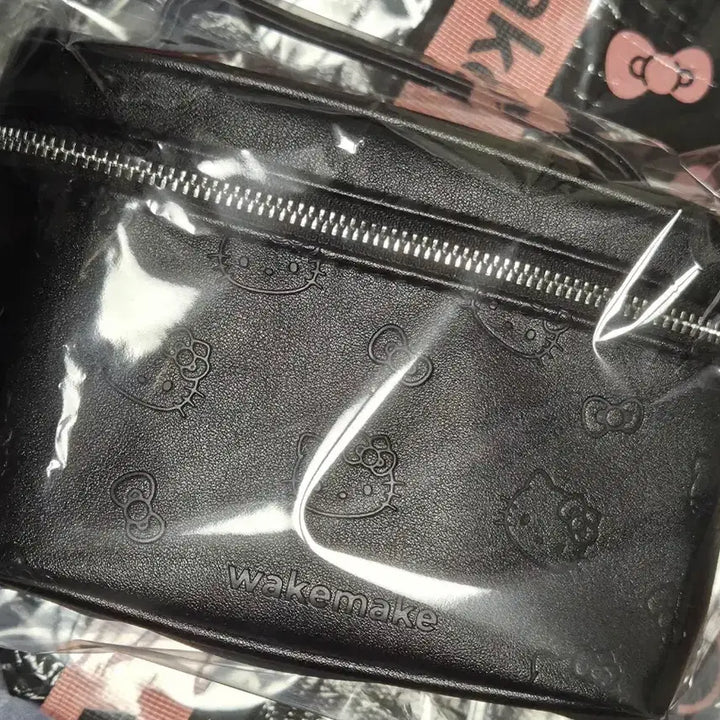 [SOLD OUT] 웨이크메이크 키티 레더 파우치+타포린백
