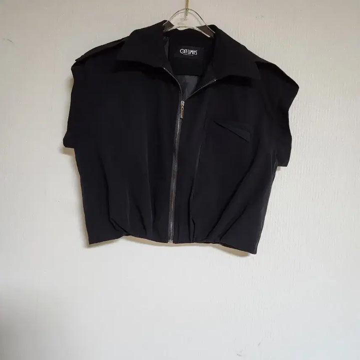 [BUNJANG] Off Limits 2023 Oversized Crop Vest Free Size / 오프리미츠2023오버핏 크롭 베스트F바스락 스판