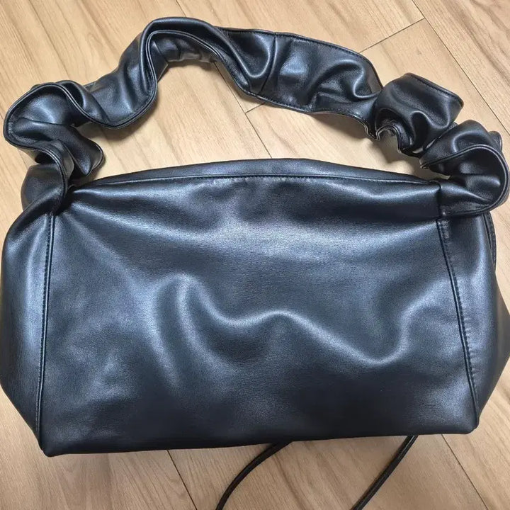 [BUNJANG] Black Shirring Handle Shoulder Bag / 블랙 셔링 핸들 숄더백