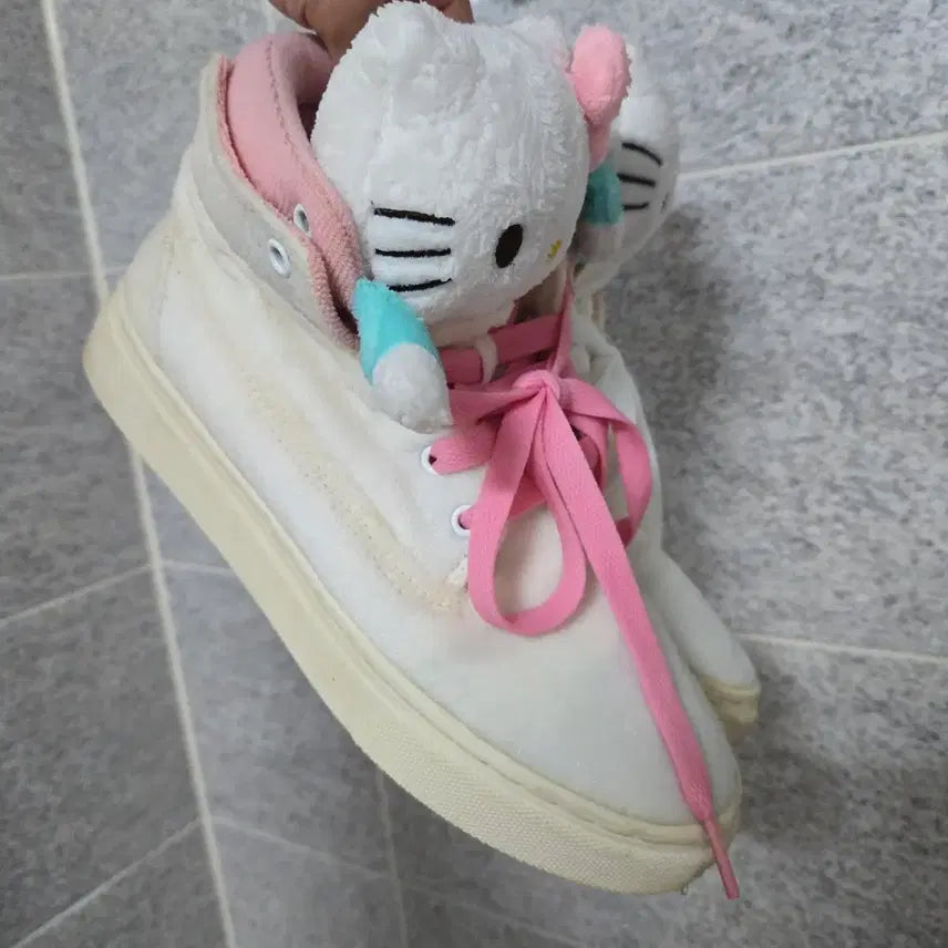 [BUNJANG] Hello Kitty Official Collaboration Limited Edition Sneakers / 헬로키티 정품 인형 운동화