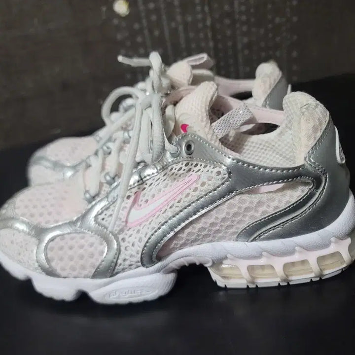 [BUNJANG] Nike Pink/Silver Mesh Athletic Shoes (23.5 cm) / 나이키 핑크/실버 메쉬 운동화(235cm)