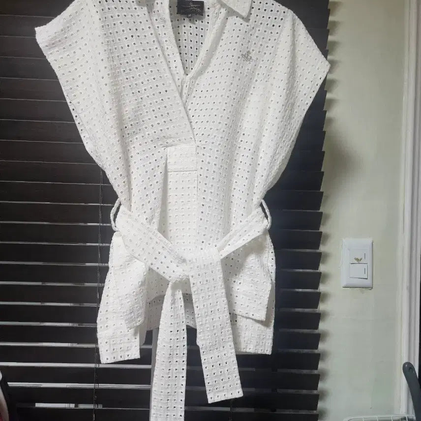 [SOLD OUT] 비비안웨스트우드 펀칭 벨티드 블라우스
