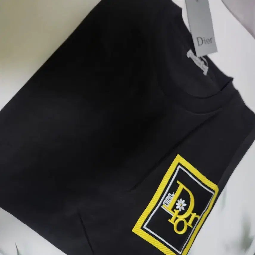 [BUNJANG] Embroidered Black Short Sleeve T-Shirt / 자수 블랙 반팔 티셔츠