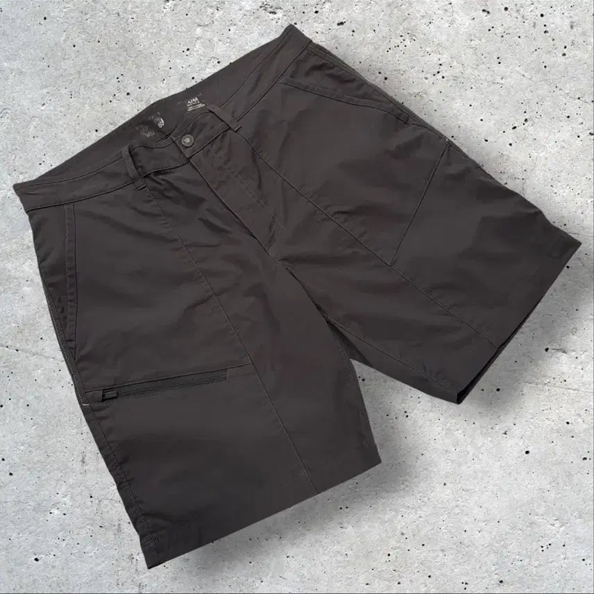 [BUNJANG] Mountain Hardwear Functional Shorts Dark Grey / [34] 마운틴하드웨어 기능성 반바지 다크그레이