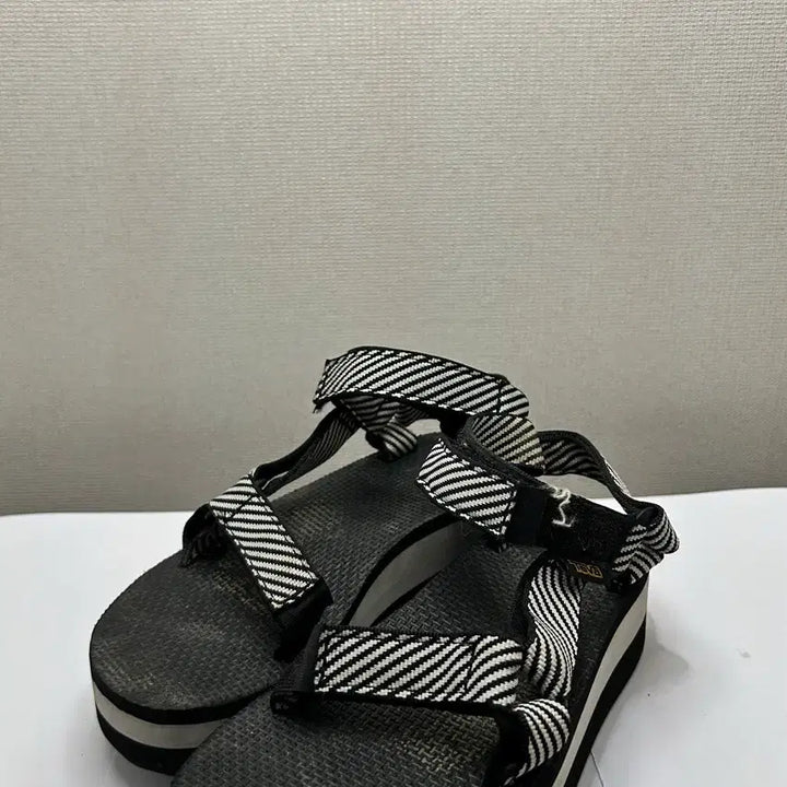 [BUNJANG] Teva Platform Sandals (220) / 테바 플랫폼 샌들(220)