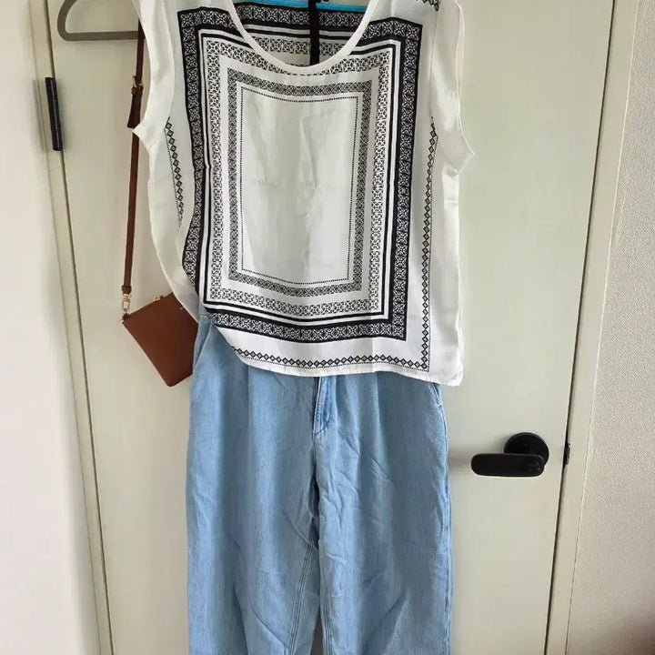 [BUNJANG] White Printed Sleeveless Blouse / 흰색 프린팅 민소매 블라우스