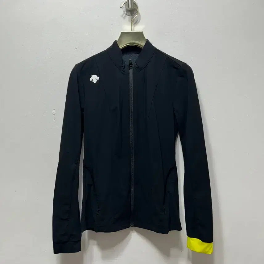 [BUNJANG] Descente Black Windbreaker Jacket with Yellow Accent / 데상트 블랙 바람막이 자켓 옐로우 포인트 85