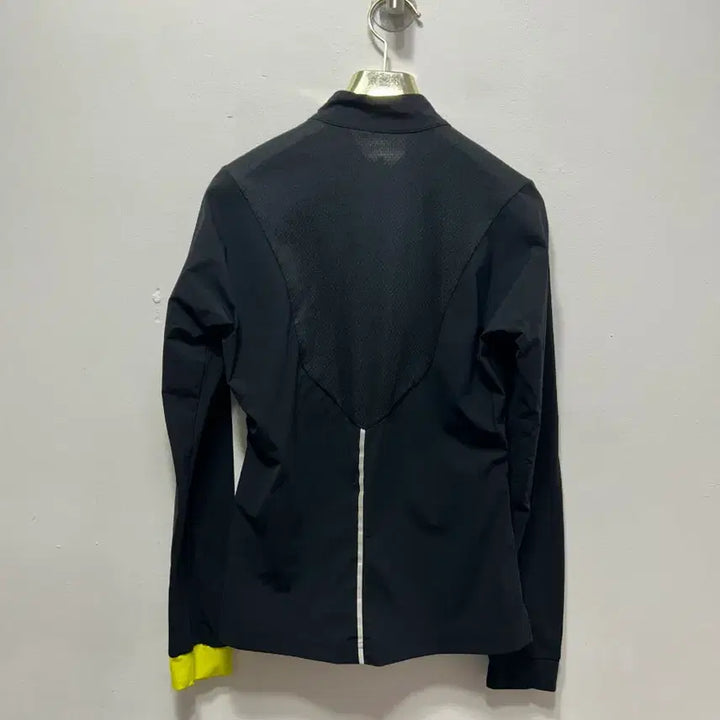 [BUNJANG] Descente Black Windbreaker Jacket with Yellow Accent / 데상트 블랙 바람막이 자켓 옐로우 포인트 85